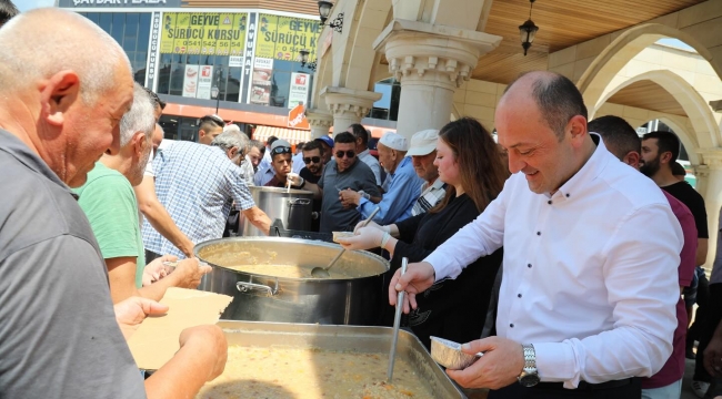 Geyve Belediyesi aşure dağıttı