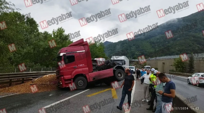 Karaçam'da TIR kazası araç kuyruğuna neden oldu