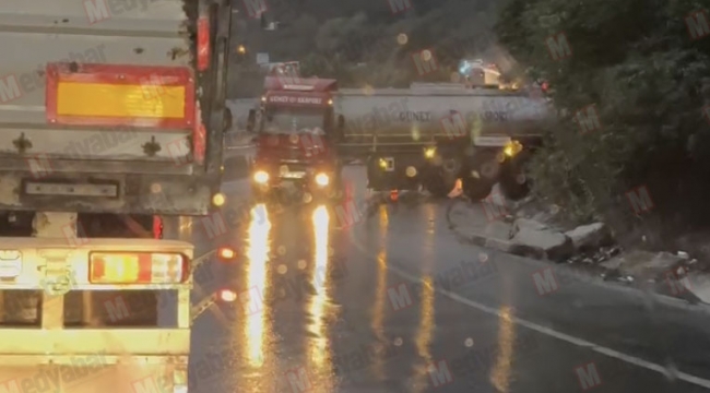 Geyve Devebağırtan'da TIR ters döndü!