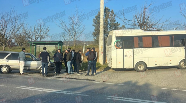 Geyve'de işçi servisi ile otomobil çarpıştı!