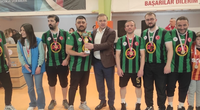 Voleybolda şampiyon Geyve Gençlik Merkezi